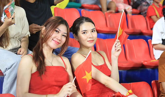 2 nữ CĐV Việt Nam trở thành tâm điểm chú ý trên khán đài sân Prince tối 30/4