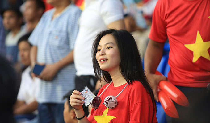 Một nữ CĐV người Việt Nam đang sinh sống, làm việc tại Campuchia. Cô cùng những người bạn của mình đến sân từ sớm để có thể chiếm lấy một vị trí đẹp trên khán đài, "tiếp lửa" cho U22 Việt Nam