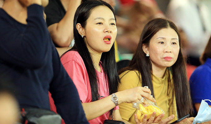 Ngoài đến sân xem bóng đá, đây là cơ hội để các CĐV Việt Nam "họp đồng hương", giao lưu và hòa chung niềm đam mê trái bóng tròn