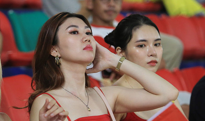 Phong cách ăn mặc "mát mẻ" của 2 nữ CĐV xinh đẹp đến từ Việt Nam... 