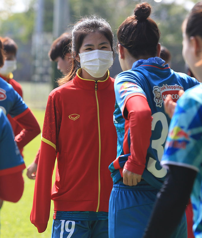 Buổi tập chiều nay (1/5) của ĐT nữ Việt Nam diễn ra trong điều kiện thời tiết cực khắc nghiệt. Nhiều cầu thủ phải chuẩn bị các biện pháp chống nắng để bảo vệ làn da. Tiền vệ Thanh Nhã thậm chí còn đeo khẩu trang để tập luyện trong suốt cả buổi 