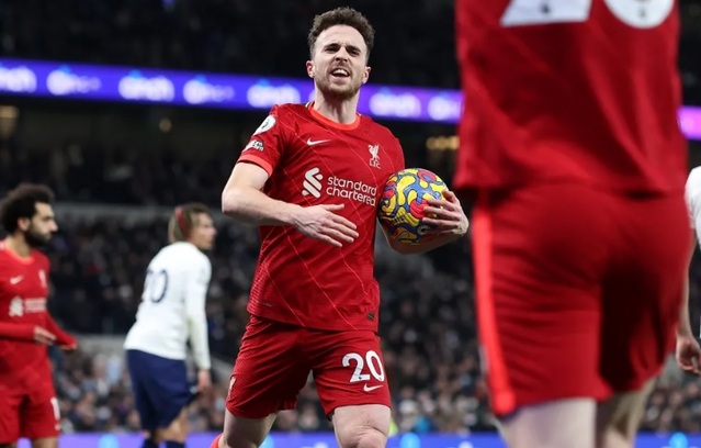 Jota ăn mừng sau khi ghi bàn ấn định chiến thắng 4-3 cho Liverpool.