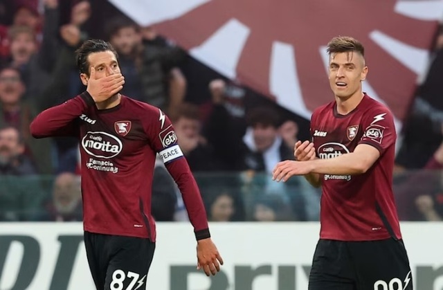 Salernitana có cơ hội ăn mừng bàn thắng trước Fiorentina.