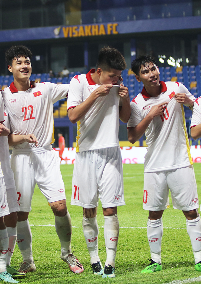 Duy Cương, Văn Tùng và Xuân Tiến trong chiến thắng trước U23 Singapore ở giải U23 ĐNA. Ảnh: Phan Hồng 