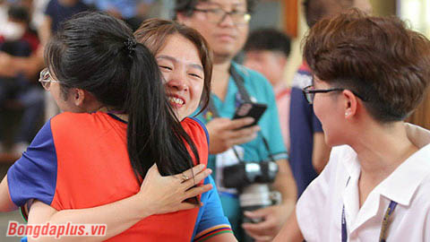 Trọng tài gây sốt ở SEA Games bật khóc, ôm 2 nữ kỳ thủ cờ ốc Việt Nam đoạt HCV