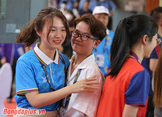 Nữ trọng tài cờ ốc Việt Nam gây sốt chạy đến ôm 2 nữ kỳ thủ của Việt Nam 