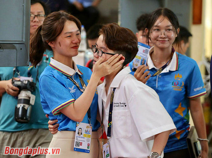 Huỳnh Mỹ Hậu (trái) là nữ trọng tài Việt Nam gây ấn tượng khi thực hiện nhiệm vụ ở môn cờ ốc (Ok Chaktrong) tại SEA Games 2023.