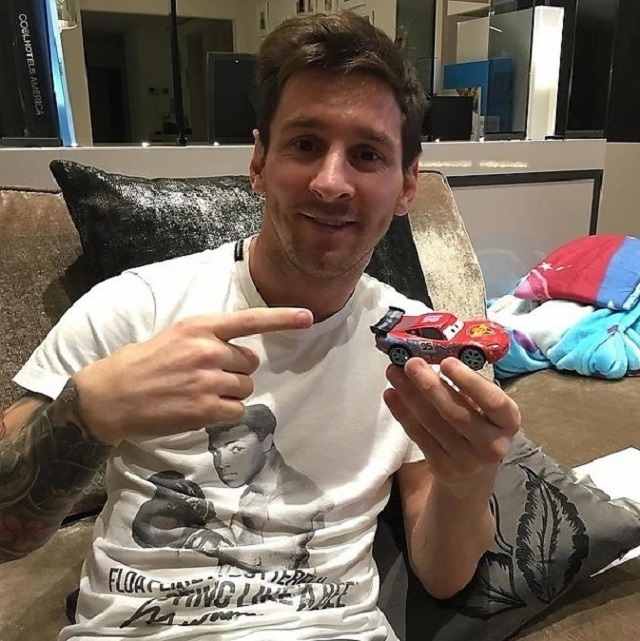 Messi và mô hình chiếc Ferrati 355 S