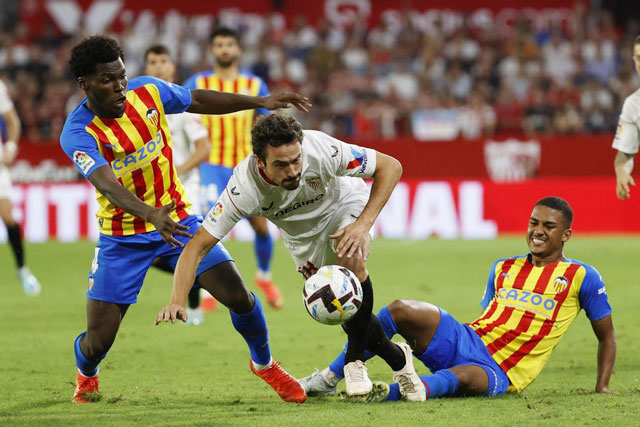 Valencia (áo sọc) toàn thắng cả 6 trận gần nhất đón tiếp Villarreal tới sân Mestalla