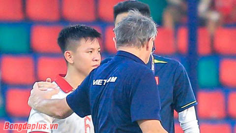 Hậu vệ U22 Việt Nam đá phản lưới nhà được HLV Troussier lập tức 'chỉnh sửa' cách phá bóng