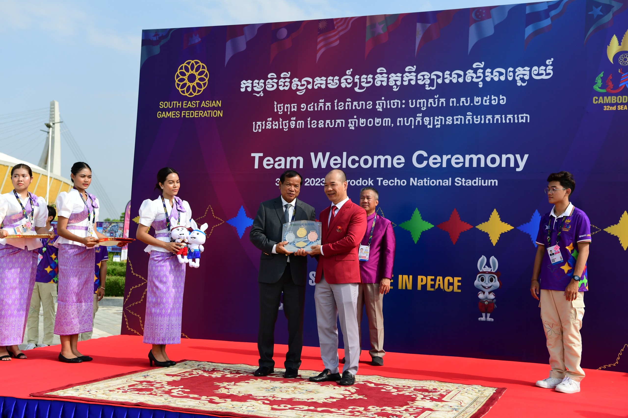 Phó Trưởng đoàn TTVN Hoàng Quốc Vinh nhận quà lưu niệm của BTC SEA Games 2023