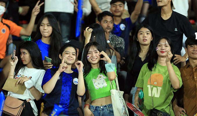 Gương mặt đáng yêu và nụ cười khả ái của fan nữ Campuchia