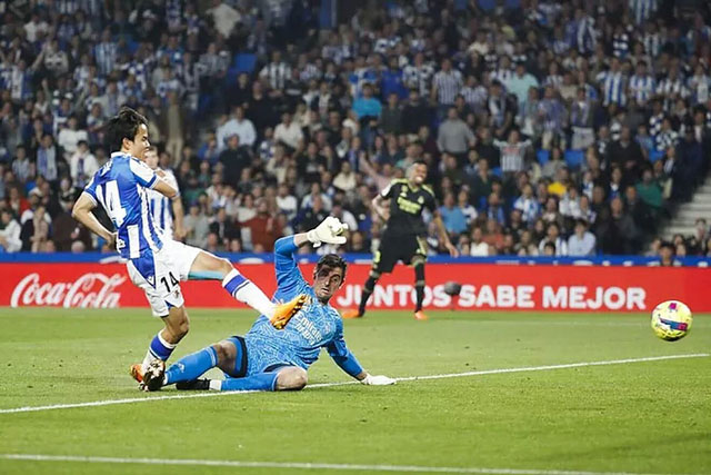 Tiền vệ Kubo của Sociedad (bìa trái) ghi bàn vào lưới Real, đội bóng đã ruồng bỏ anh không thương tiếc