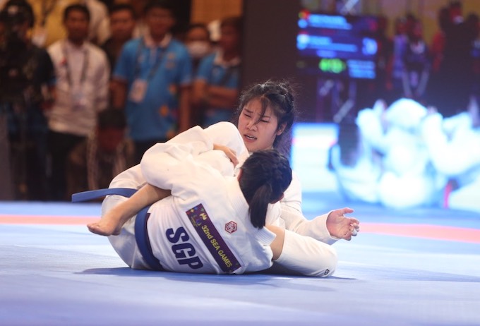 Đặng Thị Huyền trong trận duy nhất thắng võ sĩ Singapore
