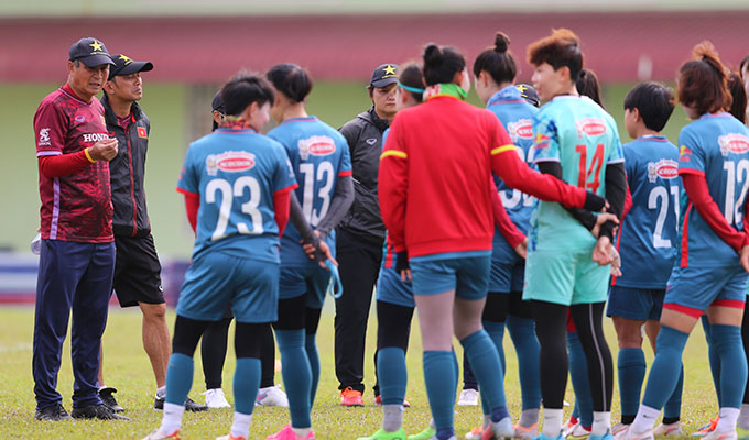 Nửa ngày sau chiến thắng 3-0 trước Malaysia, ĐT nữ Việt Nam đã có buổi tập nhẹ thả lỏng từ sớm tại sân EDC. Buổi tập của thầy trò HLV Mai Đức Chung bắt đầu vào lúc 9h00 sáng.