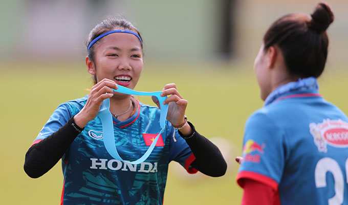 Huỳnh Như cùng các đồng đội cười nói rôm rả. Đội trưởng của tuyển nữ Việt Nam góp công với pha kiến tạo cho Bích Thùy trong trận thắng đậm Malaysia.