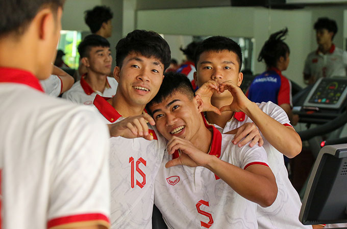 Một ngày sau chiến thắng 3-1 trước U22 Singapore ở lượt trận thứ 2 bảng B của SEA Games 32, thay vì ra sân tập thả lỏng như kế hoạch ban đầu, HLV Philippe Troussier cho U22 Việt Nam tập hồi phục ở phòng gym và bể bơi khách sạn Phnom Penh.