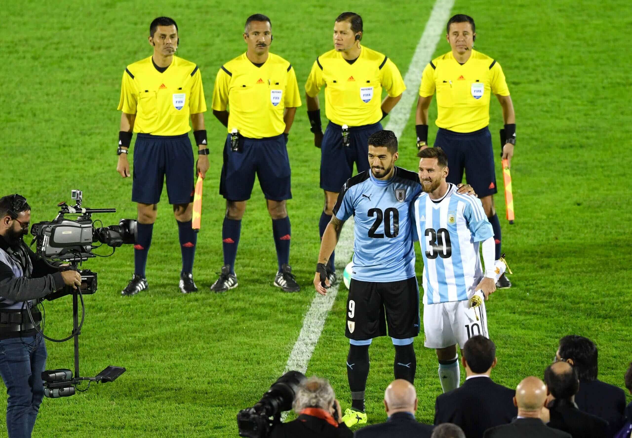Năm 2017, Messi và Suarez đã mặc áo 2030 để khẳng định quyết tâm đem World Cúp 2030 về Nam Mỹ