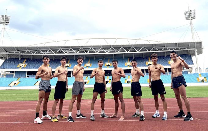 Tổ chạy 400m và 400m rào của Việt Nam. Ảnh: Tiến Trọng