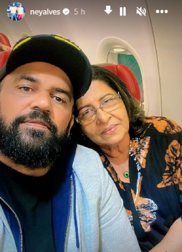 Mẹ và anh trai Ney của Alves cũng đang bay tới Barcelona để thăm cựu tuyển thủ Brazil