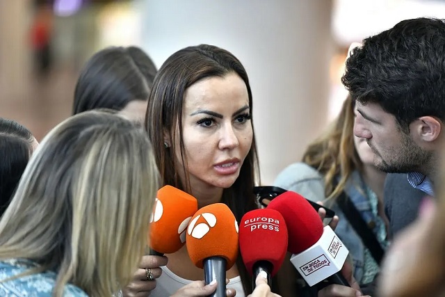 Dinora Santana trả lời báo giới tại sân bay El Prat