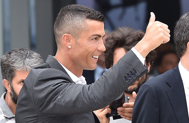Ronaldo đón nhận vinh dự khi được tòa thị chính Lisbon trao huân chương