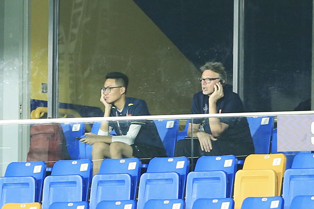 HLV Troussier và trợ lý theo dõi một trận đấu của các đối thủ bảng B - Ảnh: Đức Cường