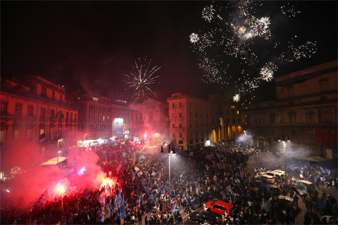 Fan Napoli ăn mừng xuyên đêm tại thành phố quê nhà