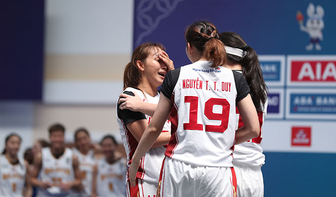 Huỳnh Ngoan không kìm nén được cảm xúc khi thưc hiện thành công pha ném 2 chốt sổ mang về chiến thắng cho ĐT bóng rổ nữ 3x3 Việt Nam trước Philippines ở trận mở màn SEA Games 2023  