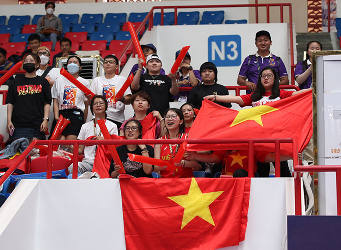 Sự cổ vũ cuồng nhiệt của các CĐV Việt Nam trên khán đài đã tiếp thêm sức mạnh cho các cô gái của tuyển bóng rổ nữ 3x3 Việt Nam 