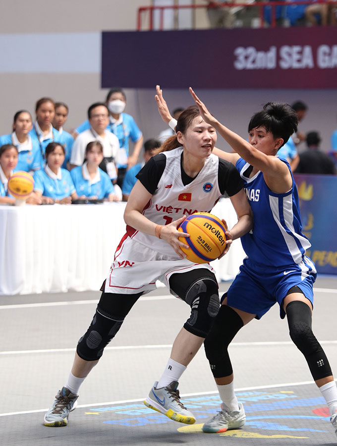 Trước một Philippines được đánh giá rất mạnh, các cô gái tuyển bóng rổ nữ 3x3 Việt Nam vẫn thi đấu đầy quyết tâm, thể hiện sự quả cảm trong suốt trận đấu 
