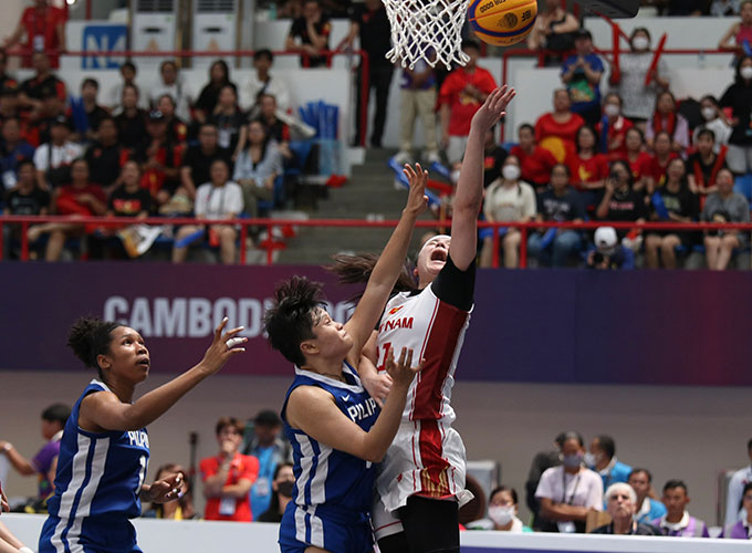 Một tình huống nỗ lực lên rổ của các cô gái của tuyển bóng rổ nữ 3x3 Việt Nam 