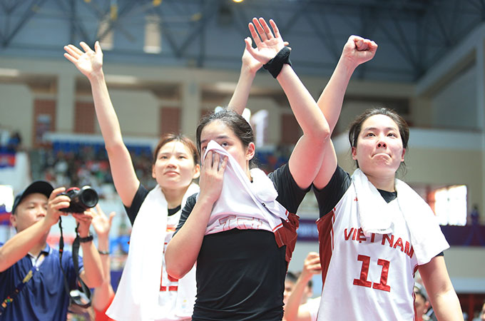 Những giọt nước mắt đã rơi trên khuôn mặt của những nữ "người hùng" của bóng rổ Việt Nam sau trận chung kết nghẹt thở với Philippines 