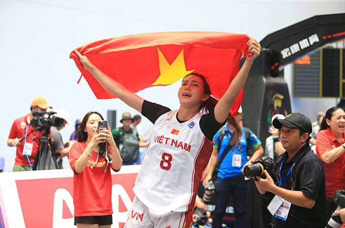 Đội trưởng Huỳnh Thị Ngoan khóc trong niềm hạnh phúc sau khi giành HCV SEA Games 