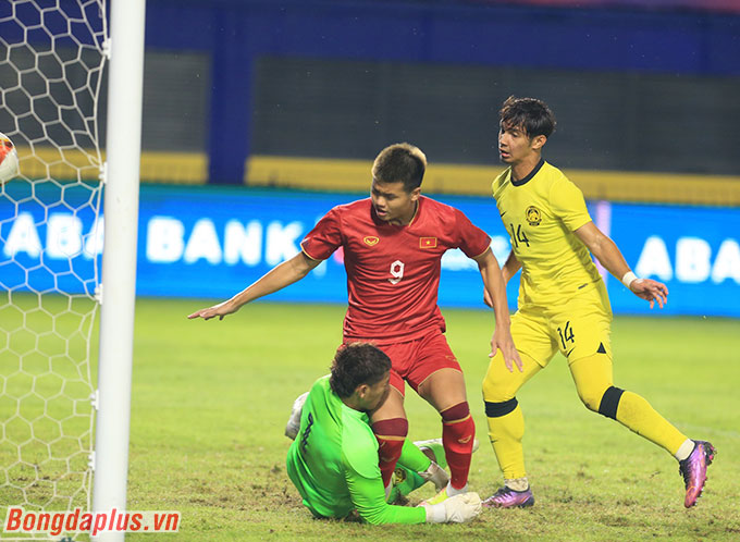 Văn Tùng đã có một ngày thi đấu xuất sắc với cú đúp bàn thắng vào lưới U22 Malaysia. Ảnh: Đức Cường