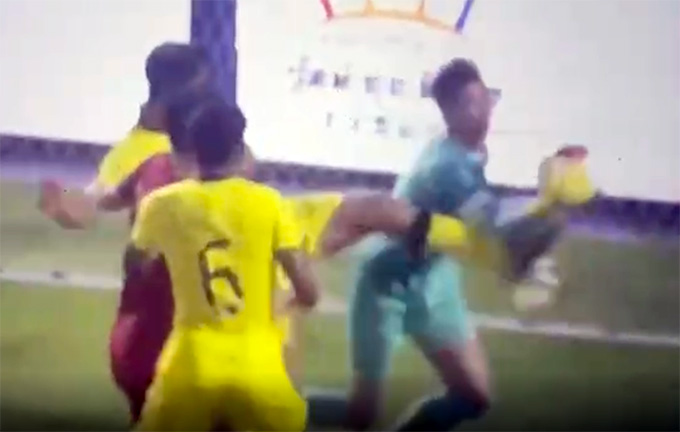 Thủ môn Quan Văn Chuẩn bị cầu thủ U22 Malaysia phạm lỗi trước khi chịu bàn thua 