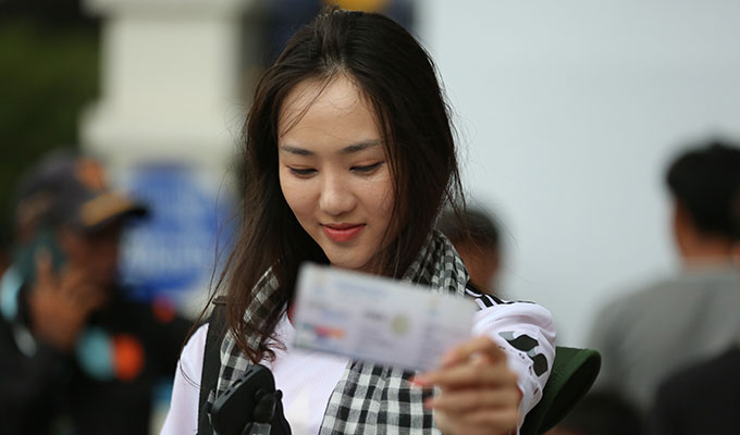 Nữ CĐV xinh xắn khoe tấm vé vào xem trận cầu đinh của U22 Việt Nam và U22 Malaysia.
