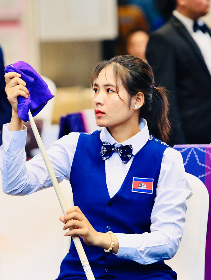 Với sự ủng hộ của chồng, cô nàng bắt đầu luyện tập hơn 12 tiếng đồng hồ mỗi ngày và bắt đầu thi đấu billiard chuyên nghiệp. Tính đến nay, nữ cơ thủ người Campuchia đã chinh phục được hơn 20 danh hiệu lớn nhỏ và xếp thứ hai thế giới nội dung carom 3 băng. Mỹ nhân 9X cũng hai lần trở thành nhà vô địch của giải cơ thủ châu Á vào các năm 2016 và 2018.