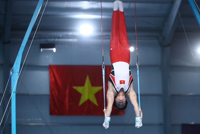 Khánh Phong đã vượt mặt nhà vô địch thế giới để giành HCV nội dung vòng treo - Ảnh: Đức Cường