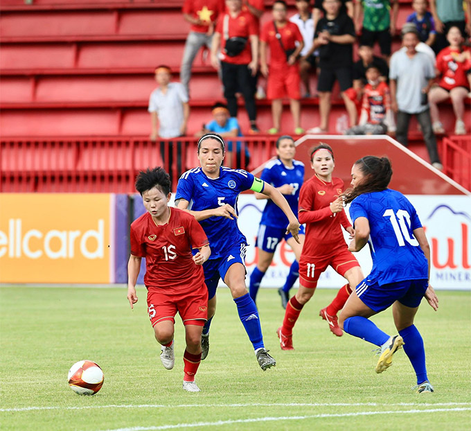 ĐT nữ Việt Nam (áo đỏ) đã giành vé vào chơi bán kết - Ảnh: Đức Cường