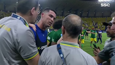 Ronaldo bị cầu thủ và nhân viên của đối thủ quây kín xin chụp ảnh