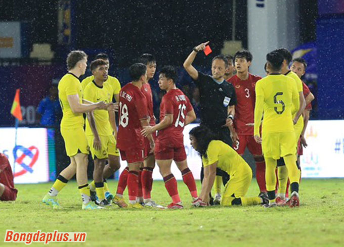 U22 Malaysia liên tiếp chịu thẻ đỏ ở cuối trận - Ảnh: Đức Cường