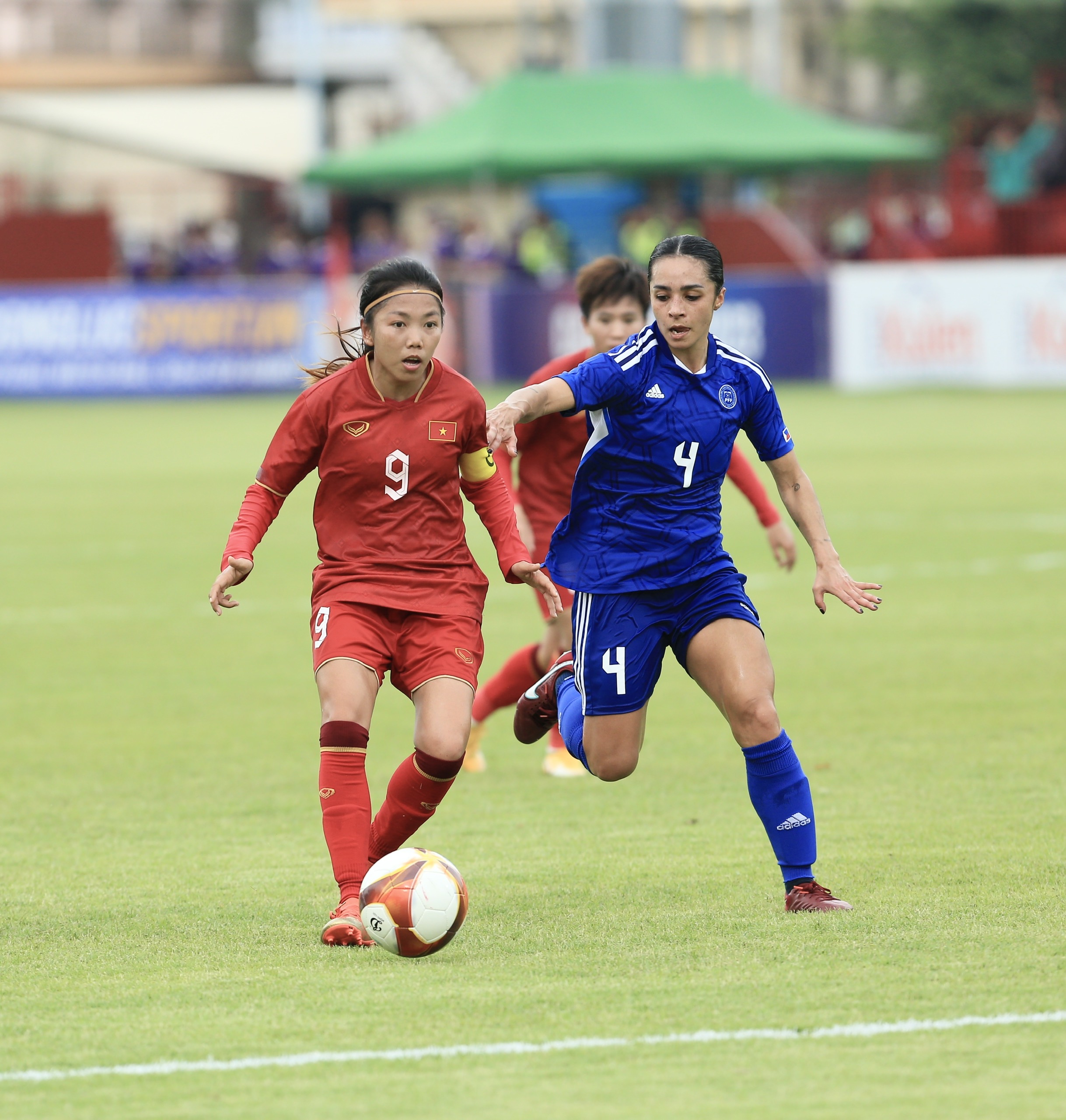 Huỳnh Như cùng các đồng đội có trận đấu đầy khó khăn trước ĐT nữ Philippines - Ảnh: Đức Cường 