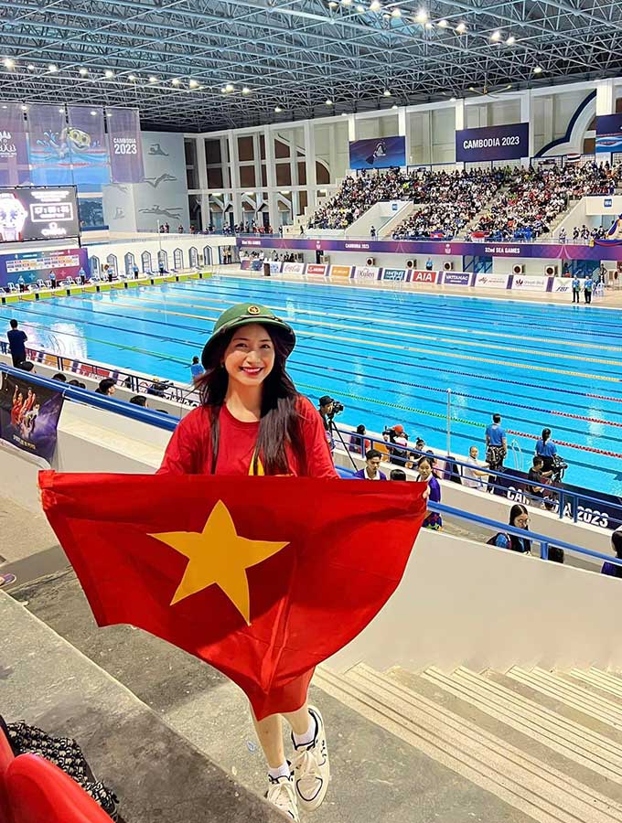 Trong ngày các nam VĐV bơi lội Việt Nam tiếp tục tỏa sáng, trên khán đài nhà thi đấu dưới nước Morodok Techo xuất hiện một CĐV đặc biệt. Đó là ca sỹ Hòa Minzy mới từ Việt Nam bay sang Campuchia 