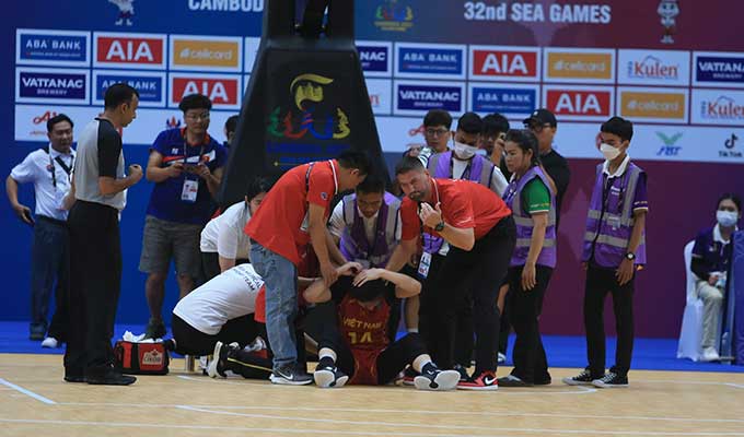 Trong nỗ lực bật cao ghi điểm ở trận đấu 5x5 với Indonesia sáng 9/5, Trương Thảo Vy không may bị đập đầu xuống đất 