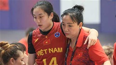 Hot girl bóng rổ Trương Thảo Vy ngã đập đầu xuống đất sau pha va chạm với Indonesia