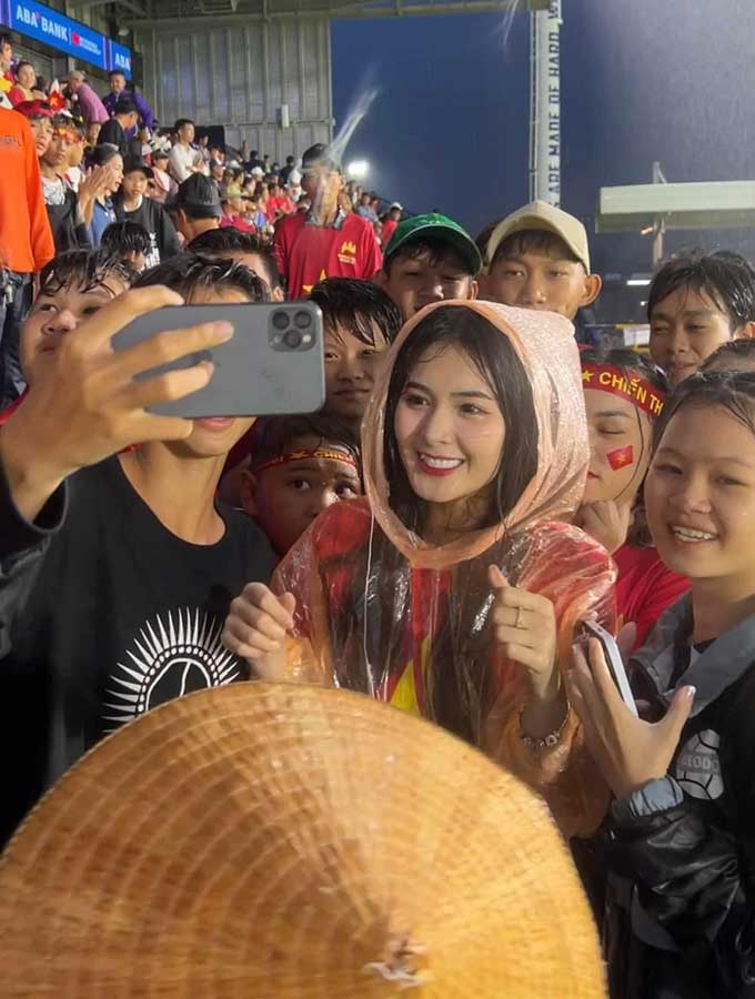Tối ngày 8/5, Quỳnh Alee bất ngờ xuất hiện ở sân Prince - Campuchia để cổ vũ U22 Việt Nam đấu với U22 Malaysia ở lượt trận thứ 3 bảng B SEA Games 32. Nữ hot girl nổi tiếng này nhanh chóng được các fan hâm mộ nhận ra xin chụp ảnh, giao lưu 