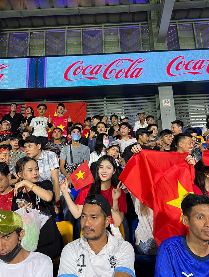 Quỳnh Alee rất yêu bóng đá. Cô từng nhiều lần đến sân theo dõi các trận đấu của ĐT Việt Nam và U22 Việt Nam tại các giải đấu lớn nhỏ gần đây 