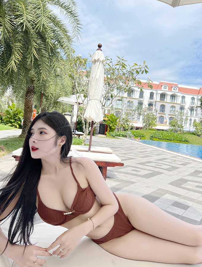 Trên trang cá nhân, Quỳnh Alee không ngần ngại chia sẻ những hình ảnh khoe body cực "cháy" trong trang phục bikini 
