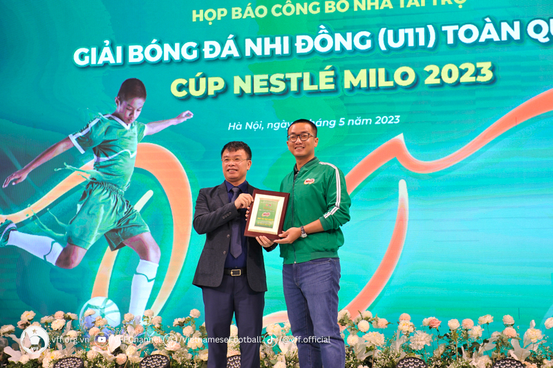 Nhà báo Phan Khuê trao Kỷ niệm chương cho đơn vị tài trợ Công ty TNHH Nestlé Việt Nam
